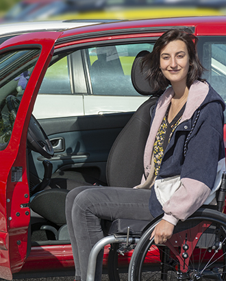 image fauteuil fille en roulant